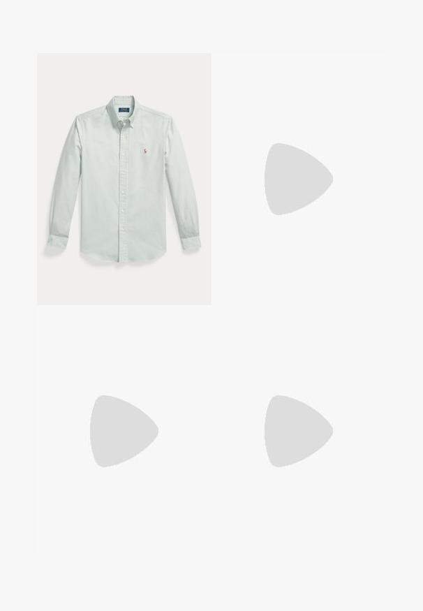 Lyseblå skjorte med lange ærmer med knapper foran, knappet krave og lille broderet Polo Ralph Lauren-logo på venstre bryst.; Polo Ralph Lauren BEDFORD STRETCH SLIM FIT CHINO PANT - Chino - canopy olive; Mørkebrun læder Chelsea-støvle med elastisk sidepanel og lav hæl, vist i profil på en hvid baggrund.; Brun læderbælte med en guld metalspænde. Bæltet har en glat overflade og et enkelt prongs spænde design.