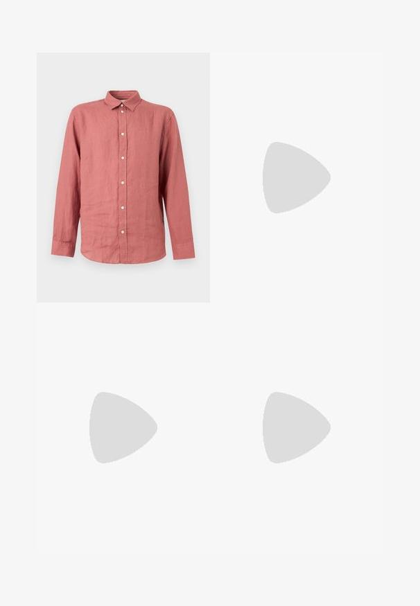Chemise à manches longues boutonnée de couleur rose pâle avec un col classique et des boutons blancs, présentée sur un fond clair uni.; Shorts beiges mi-cuisse avec passants de ceinture, bouton à l'avant et fermeture éclair, présentés à plat sur un fond blanc.; Baskets basses en cuir marron foncé avec semelle en caoutchouc noire, lacets à l'avant et design minimaliste épuré sur fond clair.; Sac banane en tissu marron foncé avec poche zippée en diagonale et petit logo blanc sur le devant, sur un fond clair uni.