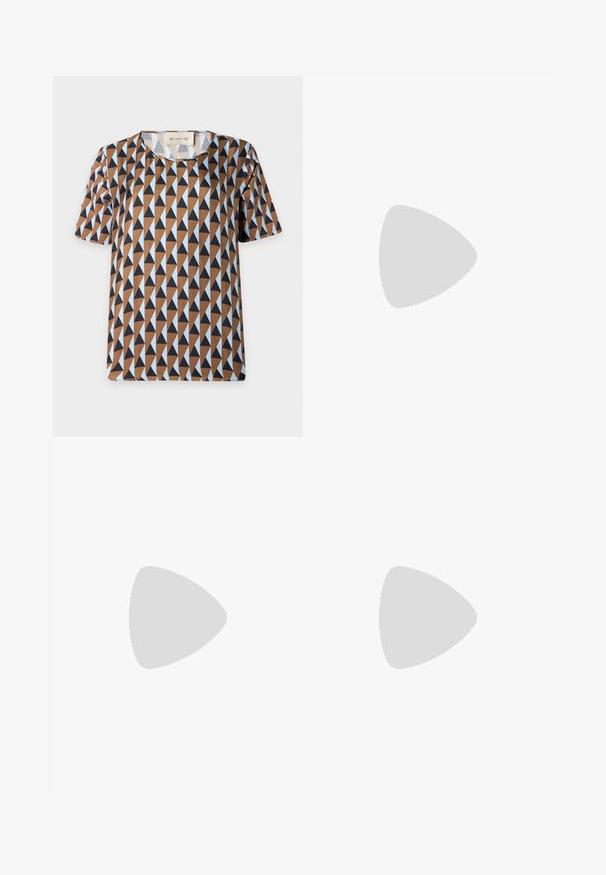 Chemise à manches courtes avec un motif géométrique triangulaire marron, noir et bleu clair et un col rond, taille moyenne.; Jupe midi marron trapèze avec taille élastique froncée et tissu léger texturé sur fond uni.; Sandales noires à glissière avec un large dessus, texture en cuir lisse, design à bout ouvert et détail doré sur la sangle. Semelle plate.; Sac rectangulaire avec motif floral jaune et noir et anse tressée jaune et rose sur fond blanc.