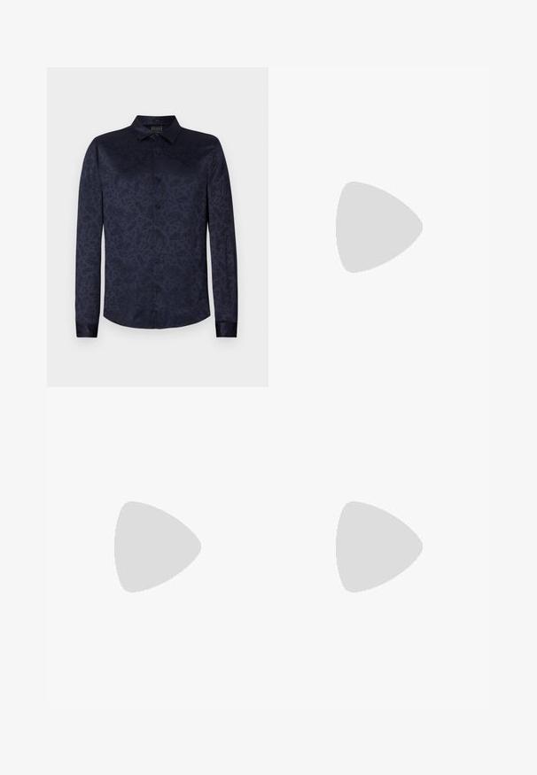 Mørkeblåt langærmet skjorte med paisley-mønster, lavet af glat stof. Har en standard krave og knaplukning.; Mørkeblå denim jeans med lige ben-design, der har standard fem-lomme stil, kontrasterende syninger og knappelukning.; Sorte patentlæder loafer med en syet detalje, rund tå, lav hæl og glat overflade, præsenteret mod en neutral baggrund.; Sort læderbælte rullet med en mat sort rektangulær metalspænde og to bæltesløjfer på en hvid baggrund.