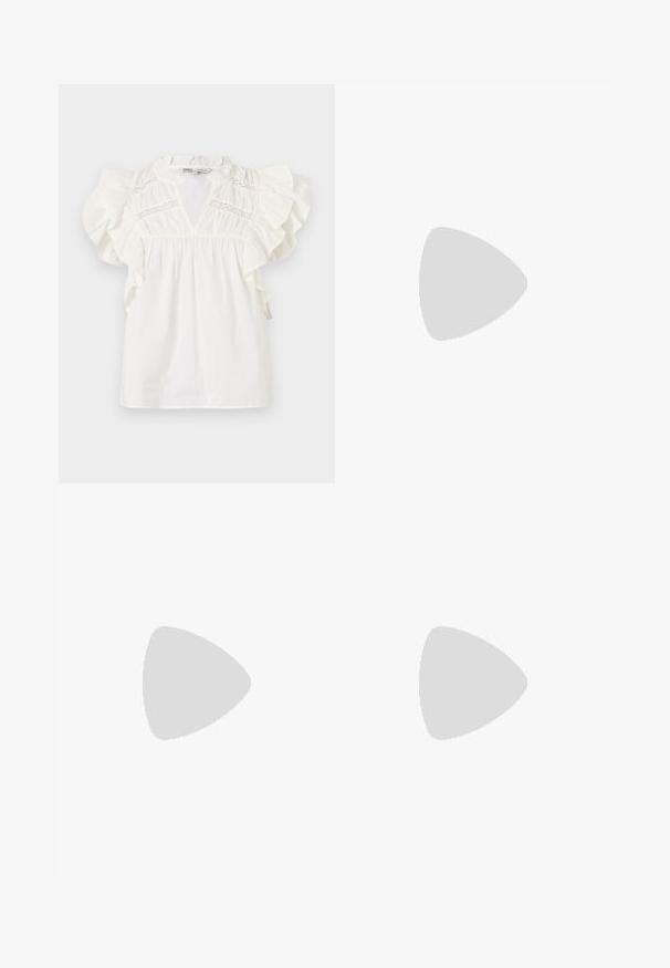 Witte blouse met gerimpelde kapmouwen, een V-hals en kanten inzetstukken op de borst. Gemaakt van lichte, gestructureerde stof.; Zwarte katoenen shorts met een strikgordel in de taille, plooien aan de voorkant en zijzakken. Gladde textuur en casual ontwerp.; Zwarte leren cowboylaars met decoratieve uitsnijdingen, zilveren gesp en schuine hak, weergegeven op een witte achtergrond.; Kleine zwarte glanzende handtas met twee lange hengsels en zijkant trekkoord details op een effen lichte achtergrond.
