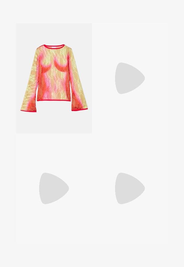 Top en dentelle à manches longues avec un dégradé de jaune, rose et rouge, col rond et manches évasées. La finition est d'un rouge vif.; Leggings en tissu extensible multicolore avec des motifs verts et bleus, des formes géométriques et des accents bleu foncé sur les côtés.; Ballerine blanche avec lien à nouer autour de la cheville, devant à lacets, et petite étiquette en métal attachée à la languette du talon, présentée sur un fond uni.; Boucles d'oreilles créoles argentées avec un design torsadé. Bords arrondis et finition brillante. Fermoirs ouverts pour un port facile. Texture lisse sur toute la surface.