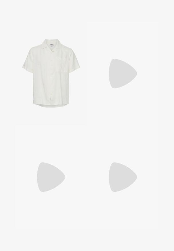 Kurzärmliges, knöpfbares Hemd aus leichtem Creme-Leinen. Mit einer Brusttasche, klassischem Kragen und subtiler Textur sowie einem geraden Saum.; Beige und weiße vertikal gestreifte Shorts mit elastischem Bund und Kordelzug, legere, leichte Stoffqualität.; Schwarze Flip-Flops aus glattem Material, mit einem Riemen im Zehensteg-Stil, strukturiertem Fußbett und geprägtem Logo auf der Sohle.; Schwarze rechteckige Sonnenbrille mit braun verlaufenden Gläsern, goldenen Metallakzenten an der Brücke und Bügeln mit dem "Carrera"-Logo.