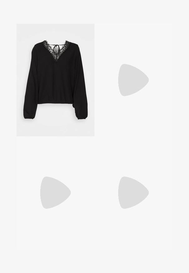 Vero Moda VMRUSK V-NECK TOP - Μπλούζα - black; Μαύρη, φούστα μέχρι το γόνατο, κατασκευασμένη από μαλακό, ελαστικό ύφασμα. Διαθέτει εφαρμοστό λάστιχο στη μέση και πλάγιο άνοιγμα για ευκολία κινήσεων.; Μαύρες σουέτ ψηλοτάκουνες σανδάλες με λουράκι στον αστράγαλο και αγκράφα, ανοιχτή μύτη και χοντρό τακούνι. Λείος υφής και μινιμαλιστικό στυλ.; Χρυσή μεταλλική τσάντα clutch με ζαρωτή υφή, μαλακή στρογγυλή μορφή και αποσπώμενη αλυσίδα. Διαθέτει μαζεμένη σχεδίαση στην κορυφή.