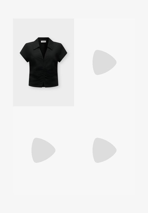 Zwarte blouse met korte mouwen, kraag en rits aan de voorkant, met geplooide details en een licht open zoom aan de onderkant in het midden.; Witte jeans met rechte pijpen, voorzakken, riemlussen, knoopsluiting en zichtbare stiksels tegen een effen achtergrond.; Zwarte schuursandalen van textuur materiaal met twee verstelbare banden met gespen. Vlakke zool met een gemusterde loop voor grip.; Zilveren metalen oorbellen met een golvend, sculpturaal ontwerp, voorzien van een gepolijste afwerking en onregelmatige vormen, die een hedendaagse esthetiek benadrukken.