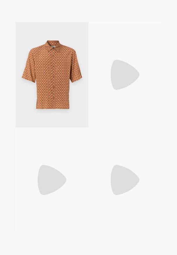 Kortærmet brændt orange skjorte med knapper, hvidt geometrisk loop-mønster og spids krave, vist på en hvid baggrund.; Khaki shorts med en glat, vævet tekstur, der har to sidelommer og en lige snit, designet med en flad talje og bæltestropper.; Lavtop brun læder sneaker med cremefarvede snørebånd og tyk cremefarvet gummisål vist i sideprofil på hvid baggrund.; Lys brun læder crossbody taske med justerbar rem og lynlås, vist mod en ensartet lys baggrund.