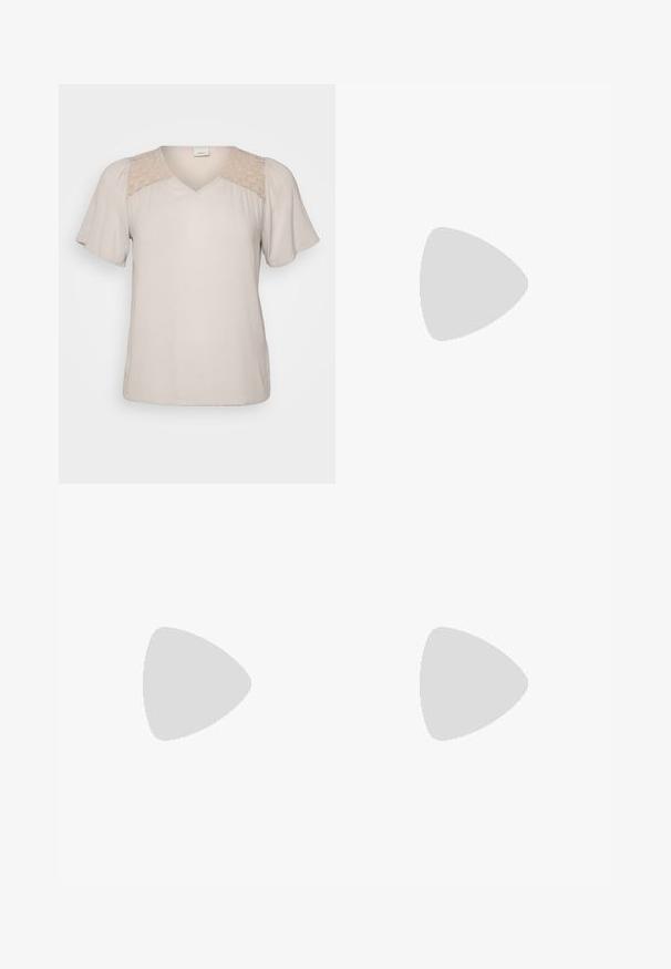 Beige kortærmet bluse med V-hals, præget af en tekstureret krop og blonder på skuldrene. Blødt stof med en løs pasform.; Lettere, vide bukser i blødt mauve stof med elastisk talje. Har en krølfri tekstur og enkle kantede kanter.; Beige højhælet sandal med tre tynde frontstropper, ankelrem med guldlås og blokkthæl på hvid baggrund.; Brun lakeret håndtaske med rektangulær form, to lange håndtag og subtile buede detaljer på fronten.