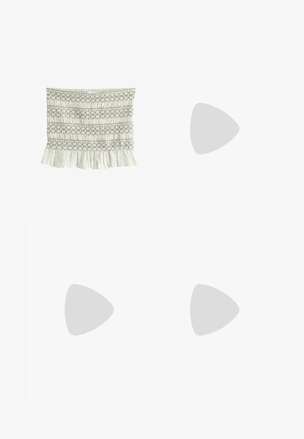 Haut tube en tissu blanc avec texture smockée, motifs de couture horizontale noire et ourlet à volants en bas.; Shorts en lin bleu clair avec un design plissé, dotés d'une taille et de détails de couture. Texture lisse et style décontracté.; Sandale à enfiler en daim marron avec une bride tressée, des clous dorés et un détail à franges sur une semelle rainurée, vue de profil.; Sac fourre-tout tissé à rayures jaunes et blanches avec deux poignées et texte rose brodé "wild like the sea" à l'avant.