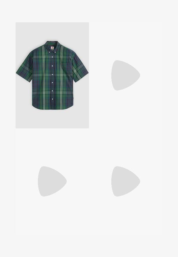 Kurzärmeliges Hemd mit Knopfleiste, grün-blau-weiß-rotem Karomuster, einer Brusttasche vorne und einem Button-down-Kragen.; Dunkelblaue Denim-Shorts mit geradem Schnitt, fünf Taschen und sichtbaren Nähten. Mit Knopfverschluss und Gürtelschlaufen.; Schwarze Lederloafers mit glatter Oberfläche, ausgestattet mit einem dekorativen Riemen und Kontrastnähten, kombiniert mit beigen Hosen.; Schwarzer Ledergürtel mit einer silberfarbenen Metallschnalle, kontrastierender weißer Naht und glatter Oberfläche. Verfügt über mehrere Einstelllöcher.