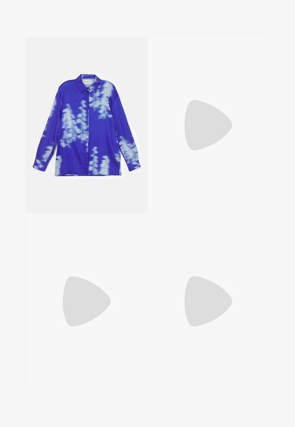 Fête Impériale ALICE - Bluse - blue; Hellblaue Denim-Shorts mit fransigem Saum. Mit klassischem Fünf-Taschen-Design, Knopfverschluss und leichtem Used-Look.; Schwarze, glänzende Plateauclogs mit runder Spitze, geschwungenem Oberteil und kontrastierendem weißen Stich entlang der Kante der Sohle.; Silberne Creolen mit einer gebogenen, glänzenden Oberfläche und einem nahtlosen Design. Verfügt über einen Scharnierverschluss für sicheren Halt.