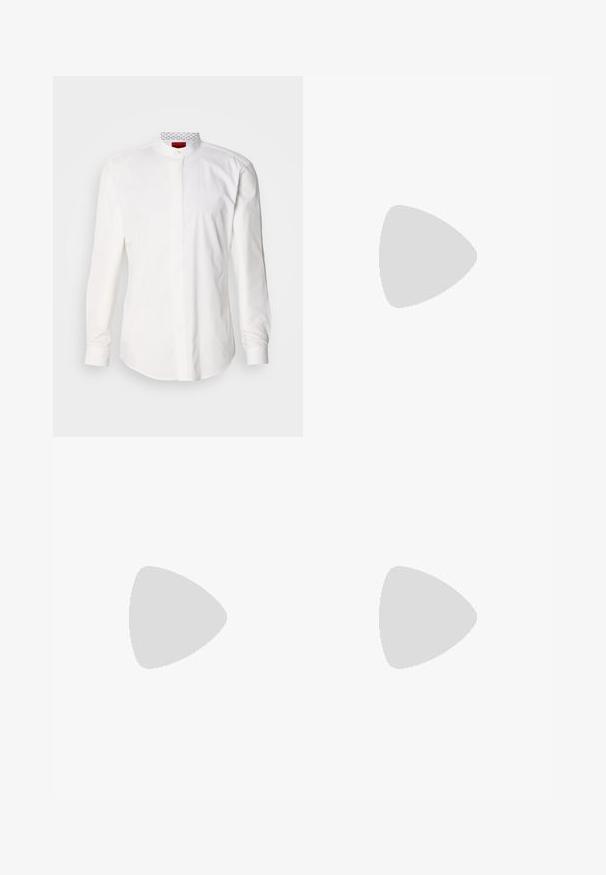Hvid langærmet skjorte med høj krave, lavet af bomuld. Har en forlomme foran, minimalistisk design og subtil branding på den indvendige krave.; Sorte bomuldsbukser med lige pasform, bæltestropper, lynlås foran og en enkelt knappelukning. Glat tekstur uden synlige mønstre.; Sort ankelstøvle med ruskind og lædermaterialer, rund tå, lille hæl, sølvmetallic accent på tåen og elastiske sider.; Sort ruskindlæderbælte snoet med sølv rektangulær metalknap på en ensfarvet hvid baggrund.