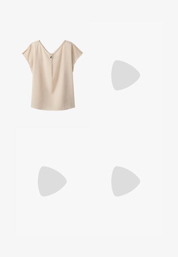 Beige blouse met korte mouwen, diepe V-hals en een enkele kleine decoratieve knoop middenvoor.; Grijze denim capri broeken met een slim fit ontwerp, voorzien van voorzakken, een knoopsluiting en een licht versleten textuur.; Bruine Calvin Klein sandaal met verstelbare enkelband boven houten tegelvloer zwevend, buitenomgeving met vervaagde groene planten en muur op de achtergrond.; Zilveren metalen oorbellen in de vorm van een gladde, glanzende, gebogen halve maan, met een minimalistisch ontwerp en zonder zichtbare patronen.