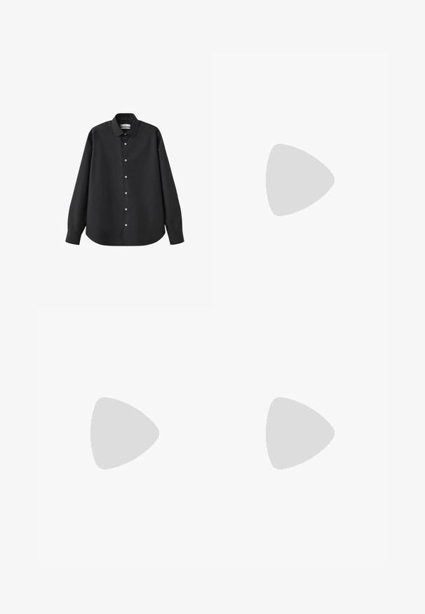Zwart overhemd met lange mouwen, kraag, witte knopen aan de voorkant en met knopen gesloten manchetten tegen een effen witte achtergrond.; Zwarte rechte broek met een elastische tailleband, aantrekkoord en een bescheiden ontwerp. Zachte stoftextuur. Geen zichtbare patronen of accenten.; Zwarte leren heren penny loafer met gestikte moc toe en lage hak, zijaanzicht op witte achtergrond.; Zwarte leren riem met een zilverkleurige rechthoekige metalen gesp en een enkele lus om vast te maken.