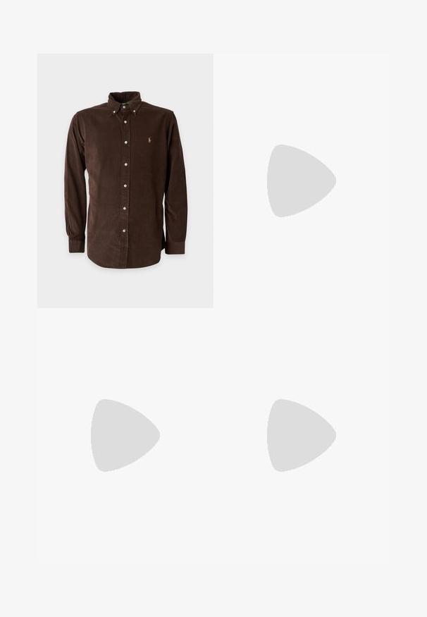 Bruine blouse met lange mouwen, knopen, kraag en klein geborduurd logo aan de linkerkant van de borst.; Lichtblauwe denim jeans met een vervaagde afwerking, vijfzakkenontwerp en contrasterende stiksels. Heeft een ritssluiting en riemlussen. Rechte snit.; Zwarte leren loafer met lage hak en penny-strap detail, van opzij getoond op een lichtgrijze achtergrond.; Polo Ralph Lauren Zonnebril - black/white