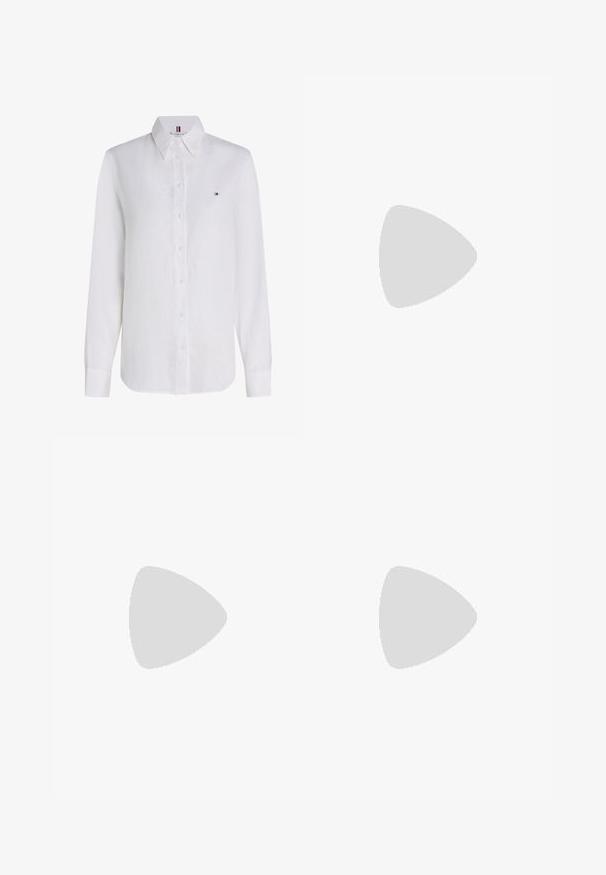 Hvid skjorte med lange ærmer og knapper, med spids krave og lille Tommy Hilfiger-logo på venstre bryst.; Lys blå denim midi-nederdel med en forkortet slids, fem lommer og en tætsiddende talje med bæltestropper og knaplukning.; Brune ruskind wedgesko med en vævet beige ryg, ankelstrop og flettet jute sål. Rund tå og polstret inderside.; Flettet stråtaske med brune læderhåndtag og et syet læderlogo af en polo-spiller på hest i midten.