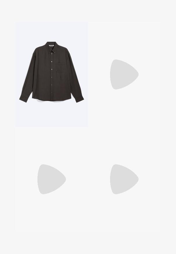 Mørkegrå langærmet skjorte med knapper og diskrete lodrette nålestriber, en brystlomme foran og spids krave, lagt fladt på hvid baggrund.; Videbenede jeans i slidte blå og brune denim. Har høj talje, forlommer og en klassisk knaplukning med metaldetaljer.; Brune læder cowboystøvle med en høj skaft, spids tå, intrikate syning mønstre og en lille hæl. Struktureret finish hele vejen igennem.; Sort læderbælte med spænde i sølvmetal, en trykknap til justering og prægede detaljer på læderet. Glat tekstur over det hele.