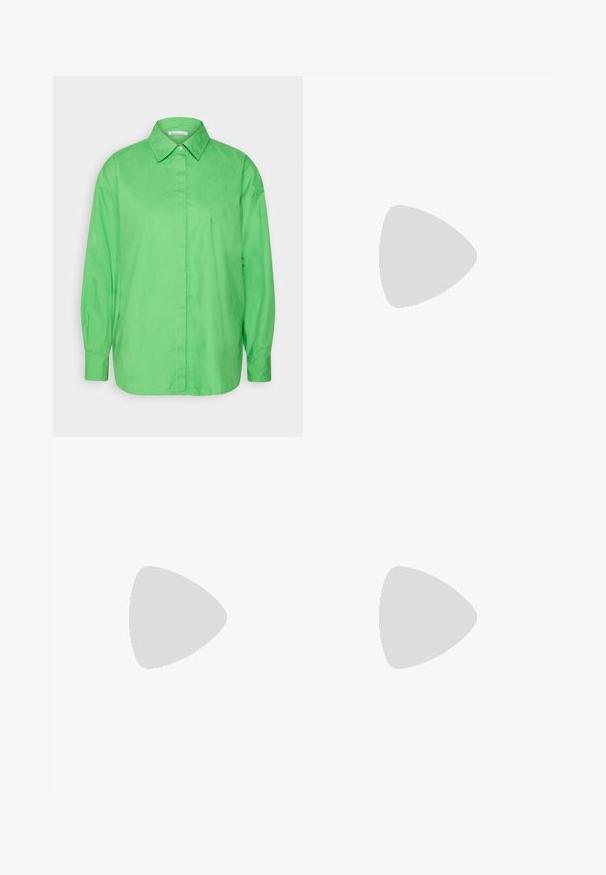 KnowledgeCotton Apparel Skjortebluser - vibrant green; Grøn satin nederdel med elastisk taljebånd, midt-længde, glat tekstur og et enkelt, flydende design uden synlige mønstre eller accenter.; Selected ASHLEY - Mules med hæl - black; Sort clutch taske lavet af ruskind med en struktureret overflade, udstyret med en guld kædestrop og et elegant, kantet design.