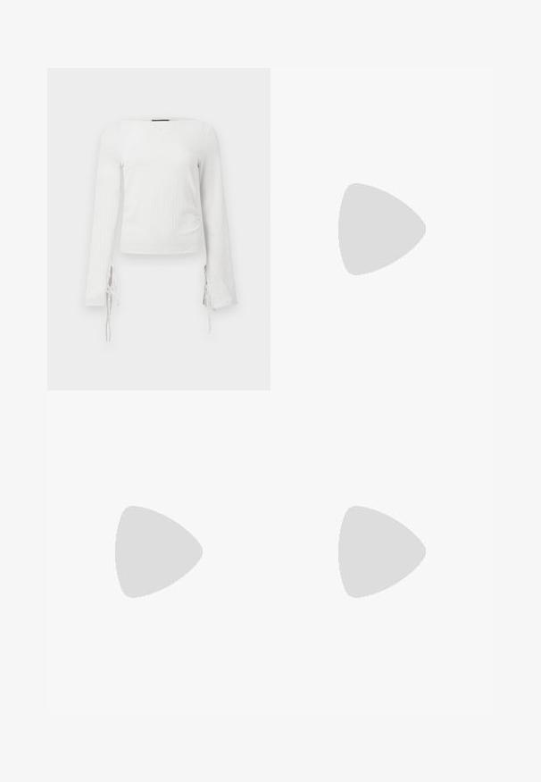 Witte nauwsluitende top met lange mouwen, gemaakt van gestructureerde stof en met strikjes bij de polsen, met een rechte halslijn en een cropped lengte.; Zwarte wijde broekspijpen met witte polka dots, hoge taille en plooien onder de tailleband.; Zwarte lakleren slingback schoenen met een spitse neus en een lage blokhak. Verstelbare gespband bij de enkel.; Bourgondische handtas van glanzend materiaal, rechthoekige vorm, met twee schouderbanden en subtiele gebogen accenten aan de voorkant.