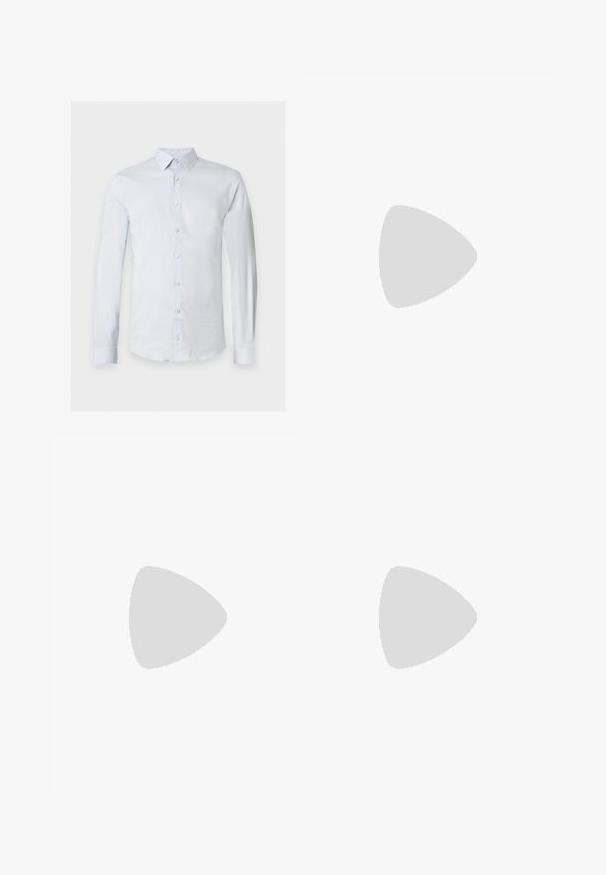 Chemise bleu clair à manches longues avec boutonnage sur le devant et col pointu, présentée sur un fond blanc uni.; Pantalon bleu marine à jambes droites avec taille à cordon et tissu texturé, posé à plat sur un fond clair.; Chaussure habillée pour homme en cuir noir, à lacets sur l'avant, avec une languette rouge au talon, sur fond uni.; Ceinture en cuir marron avec une finition lisse, équipée d'une boucle rectangulaire en métal argenté et d'un détail de couture contrastante.