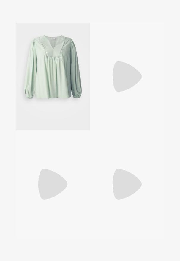 Lichtgroene blouse met lange mouwen, een v-hals, geplooid lijfje en decoratieve stiksel langs de halslijn. Zachte textuur, losse pasvorm.; Lichtblauwe, rekbare broeken met een taps toelopende pasvorm, elastische tailleband en verstelbaar trekkoord. Heeft zijzakken en een gladde textuur.; Beige suède open-toe mule sandaal met twee dunne bandjes en een slanke middenhoge hak op een witte achtergrond.; Geel geplooide handtas van soepel nepleer, met een zachte vorm, een enkele schouderriem en een verzameld ontwerp aan de bovenkant.