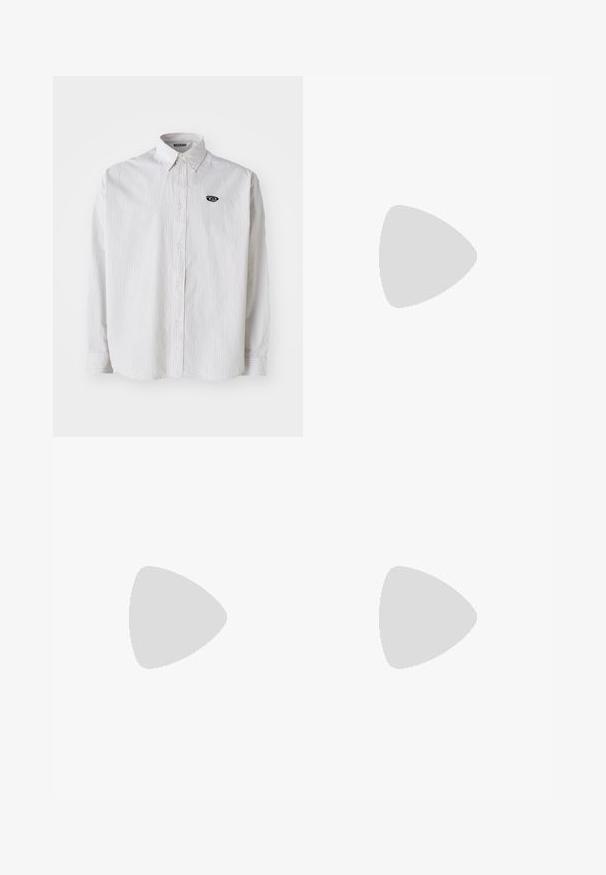Hvid langærmet skjorte med tynde grå lodrette striber. Har en button-down krave og et lille sort logo på venstre bryst.; Blå denim jeans med lige ben-design, der har lys falmning og let whiskering fortil. Standard fem-lomme stil.; Hvide og beige ruskinds sneakers med en brun gummi sål, flade snørebånd og en sort hæl-accent. Har logo detaljer på siden.; Brunt læderbælte med spænde i sølvmetal, der har en rektangulær form og flere justeringshuller til størrelse.