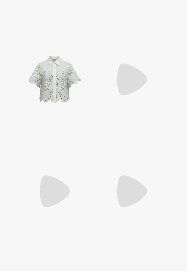Witte blouse met korte mouwen en knoopsluiting, geperforeerde bloemenpatronen en geschulpte randen aan mouwen en zoom.; Lichtblauwe wijde broek met een streepjespatroon, geplooide voorkant en een hoge taille. Gemaakt van een gladde stof met een zachte textuur.; Bruine platte slingback-schoen met zwarte puntige neus en gouden gesp, zwevend boven een gestructureerd bestratingsvlak nabij een betegelde muur.; Lichtblauwe denim schoudertas met een knoopdetail aan het handvat en een klein rood Levi's-label aan de zijkant.