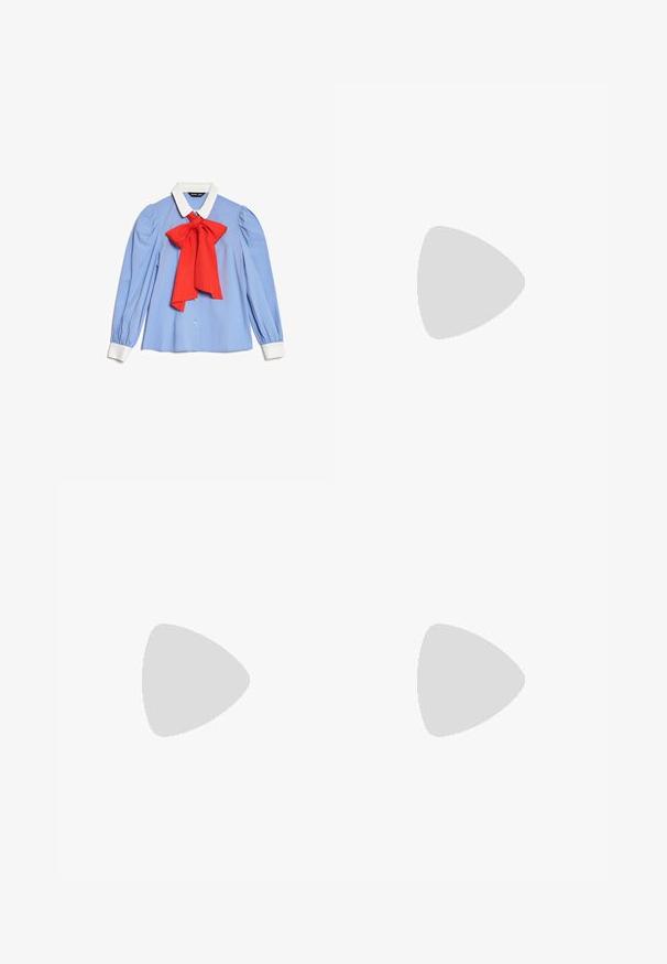 Blouse bleue à manches longues avec col et poignets blancs, avec un grand nœud rouge noué au cou et une fermeture à boutons sur le devant.; Jupe crayon noire, longueur genou, avec une taille ajustée et un tissu lisse et uni, présentée sur un fond blanc.; Salinyang Bottes - weiss; Sac à main en cuir verni blanc avec poignées doubles arrondies, fermeture éclair argentée et logo discret "estro" sur le devant.