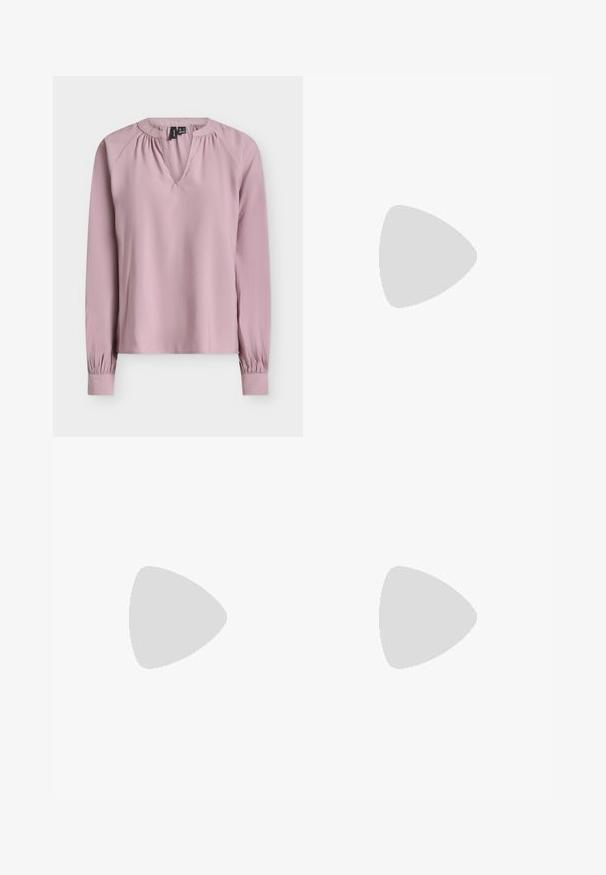 Licht paarse blouse met lange mouwen, gerimpelde halslijn, V-vormige opening en elastische manchetten op een witte achtergrond.; Dames brede broek met hoge taille in donker bordeaux met riemlussen en zonder zichtbare zakken.; Bruine leren enkellaarsjes met een vierkante neus en blokhak, gecombineerd met zwarte wijde jeans. Glad textuur en minimalistisch ontwerp.; Bourgondische handtas van glanzend materiaal, rechthoekige vorm, met twee schouderbanden en subtiele gebogen accenten aan de voorkant.