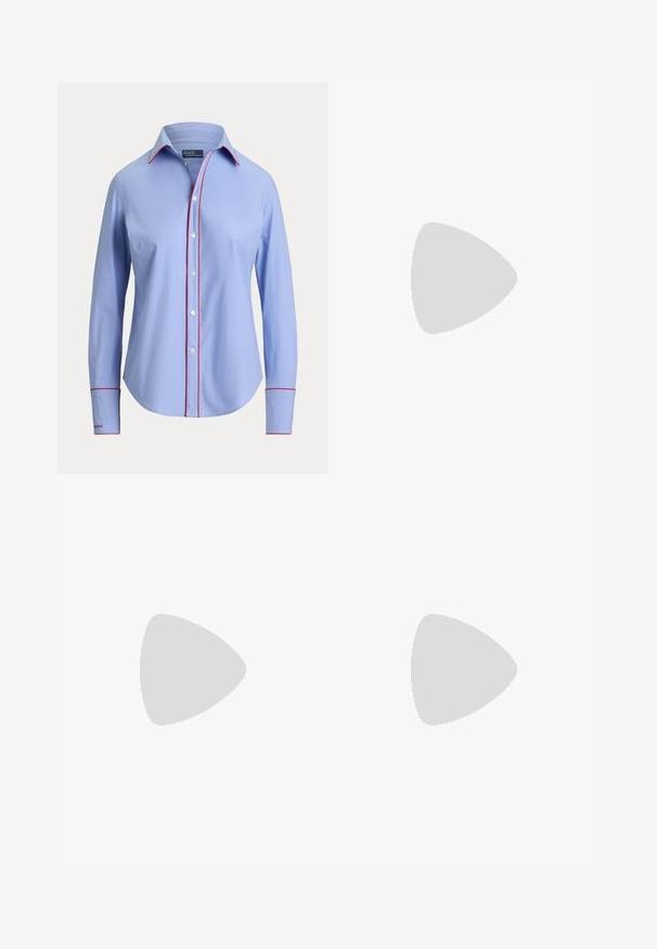 Chemise bleu clair à manches longues avec boutons, finition en biais rouge le long de la ligne des boutons, des bords du col et des poignets, avec une étiquette Polo by Ralph Lauren.; Pantalons blancs ajustés avec deux plis avant, coupe droite et ourlets repliés. Fabriqués en tissu lisse, présentant un design classique.; Chaussure plate Mary Jane en daim beige avec une semelle plateforme en jute tissée et une petite boucle dorée sur la bride.; Sac à main synthétique bleu marine avec une finition texturée, mettant en avant un accent en logo doré, une poignée lisse et une forme légèrement structurée.