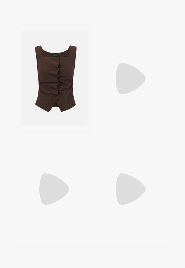Blouse marron sans manches avec encolure carrée et boutons sur le devant créant un détail froncé et asymétrique au centre.; Pantalons larges plissés en beige clair, dotés d'une taille élastique. Fabriqués en tissu léger avec une texture verticale sur toute la surface.; Ballerines en cuir verni marron avec un bout pointu, présentant deux sangles réglables et des boucles en argent, ainsi qu'un petit talon carré.; Sac bandoulière en cuir marron foncé avec une forme souple et décontractée et une anse nouée torsadée sur un fond blanc uni.