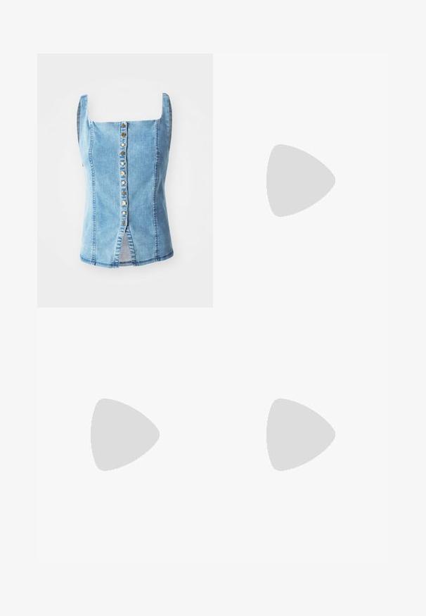 Denim püsiv, millel on ruudukujuline kaelus, sinine pesu, esine nööbiklapp dekoratiivsete kuldsete nuppudega, külgmised lõhed ja veidi kitsenev istuvus.; Heledad sinise denimi lühikesed püksid kõrge vöökohtaga, viis taskut, nööbiga kinnis ja kulunud äär. Siidine tekstuur koos kulumiskohtadega.; Kõrge tumepruun nahast kauboi saabas, millel on õmmeldud dekoratiivsed mustrid, terava varbaosaga ja kuhjatud plokk-kontsaga.; Hõbedased rõngasKõrvarõngad, millel on sile ja peegeldav pind. Ümara, suure kujuga ja ülemises osas turvalise klambriga. Poleeritud viimistlus toob esile sära.