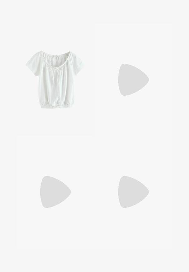 Hvid kortærmet bluse med en rynket halsudskæring med snøre og tekstureret stribet mønster. Elastisk kant forneden.; En kort, beige nederdel lavet af et blødt, tekstureret stof med en ribbet talje og let plissering nær kanten.; Beige mule med spids tå, lav kattehæl og stor blød sløjfe på toppen, designet til damemode.; Beige læderhåndtaske med dobbelte håndtag, klaplukning, central lås i guldfarve og en aftagelig skulderrem, vist på hvid baggrund.