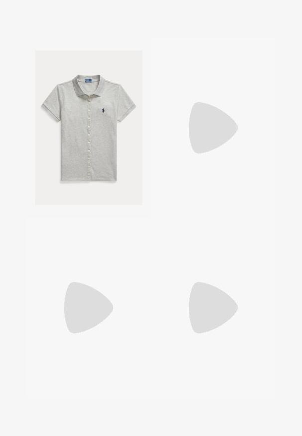 Svetlošedé polo tričko s krátkym rukávom na gombíky a golierom, s tmavomodrým vyšívaným logom Polo Ralph Lauren na ľavej strane hrudníka.; Svetlomodré slim fit džínsy s piatimi vreckami a zapínaním na gombík, položené na bielom pozadí.; Čierne semišové baletné topánky s špicatou špičkou, plochým podpätkom a hladkým, textúrovaným povrchom. Diskrétny zlatý prvok na päte.; Žena drží krémovú kabelku so zlatým reťazovým detailom pred zelenými a béžovými tropickými šatami.