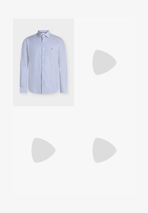 Camisa de rayas verticales azules y blancas de manga larga con botones, cuello y pequeño logo en el pecho izquierdo.; Pantalones de algodón azul marino con diseño de pierna recta, cremallera frontal y cierre de un solo botón. Textura suave sin patrones visibles.; Mocasín negro de cuero sin cordones con tacón bajo, detalle de hebilla dorada y nombre de la marca en relieve en el lateral sobre un fondo neutro.; Bolso tote de cuero negro con dos asas superiores, correa de hombro ajustable y un bolsillo delantero texturizado con un sutil patrón tejido.