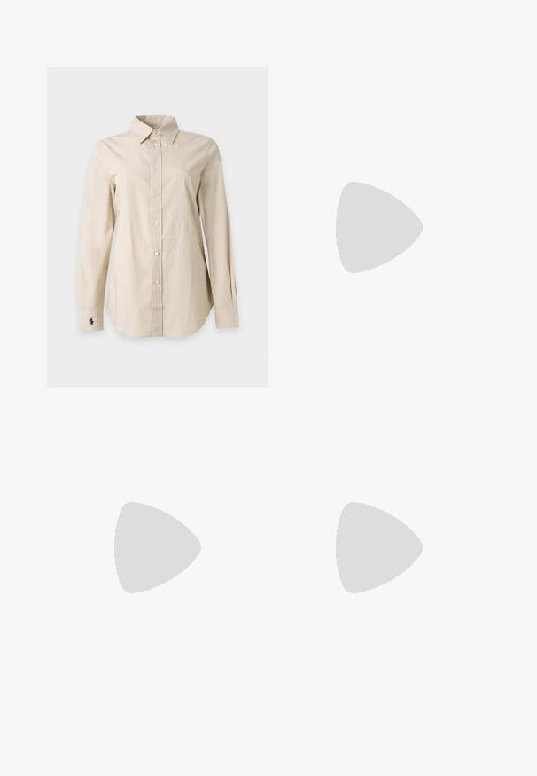 Beige overhemd met lange mouwen, knopen, puntige kraag en een klein donker logo geborduurd vlak bij de linker manchet.; Witte jeans met hoge taille en wijde pijpen, met knoop aan de voorkant, rits, riemlussen en ontwerp met vijf zakken op een effen achtergrond.; Grijze suède laarzen tot de knie met een spitse neus en een lage hak, voorzien van een strakke uitstraling en subtiele verticale naaddetails.; Hand die een bruine leren handtas met gouden beslag vasthoudt, gedragen bij een donkere outfit met een dubbele bruine riem.