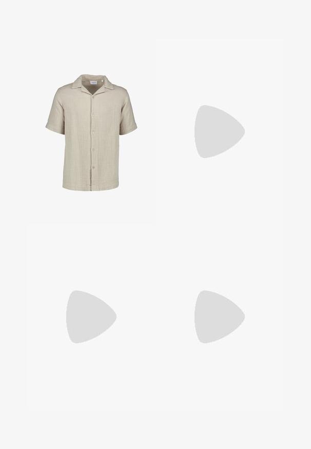 Beige kurzärmeliges Hemd mit Knopfleiste, strukturiertem Stoff und locker geöffnetem Kragen.; Beige Denim-Shorts mit geradem Schnitt, fünf Taschen, einem Knopfverschluss und genähten Details. Glatte Textur und knielanges Design.; Brauner Herrenslider aus Leder mit gekreuzten Riemen und strukturierter schwarzer Sohle, mit einem kleinen eingeprägten Baum-Logo auf dem äußeren Riemen.; Sonnenbrille mit Schildpattmuster, runden, braun verlaufenden Gläsern und einem schlanken Rahmendesign.