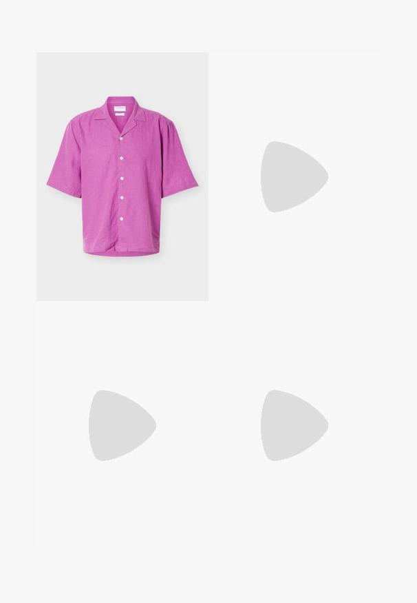 Camisa de manga corta con botones en color magenta brillante, con cuello clásico y botones blancos, presentada sobre un fondo claro liso.; Shorts de denim con un lavado azul claro, que presentan cinco bolsillos, pasadores para el cinturón y costuras en contraste. Pierna de corte recto con un dobladillo sin terminar.; Zapatilla blanca con una puntera de ante, parte superior sintética suave y suela de goma marrón. Presenta perforaciones en los laterales para mayor transpirabilidad.; Collar de perlas y pulsera a juego con broches de cadena de plata, dispuestos sobre un fondo blanco.