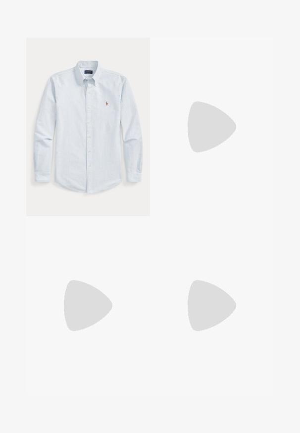 Langærmet skjorte med knapper foran med lyseblå og hvide striber, knappet krave og lille broderet logo på brystet.; Hvide slim fit jeans med fem lommer, knaplukning og bæltestropper, fladt lagt på en ensfarvet lys baggrund.; Lysebrun ruskindsslipper med snøre- og duskedetalje, syet moc-tå og gummiydersål, sidevisning.; Flettet lys brun stofbælte med sølvmetal spænde og brune læderdetaljer, inklusive et syet logopatch i enden.