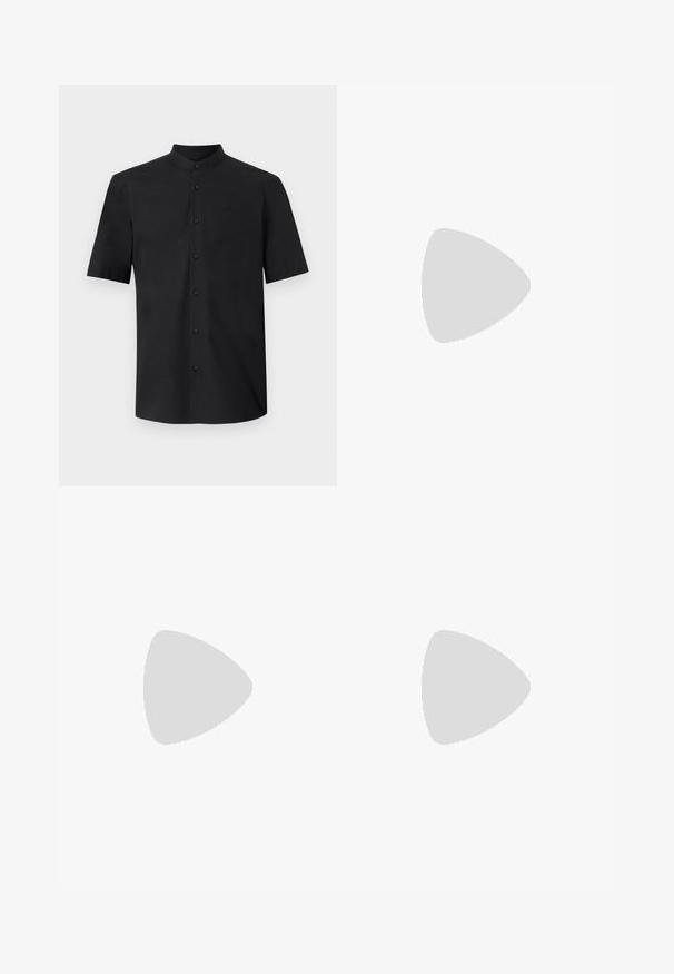 Chemise noire à manches courtes avec col montant et fermeture à boutons sur le devant, design simple, petit logo sur la poitrine.; Shorts marron sur mesure longueur genoux avec plis devant, passants de ceinture et fermeture par bouton sur un fond uni clair.; Mocassin noir en cuir à enfiler avec un bout arrondi et une semelle en caoutchouc beige clair, présenté de profil sur fond blanc.; Sac bandoulière en cuir noir texturé avec poche avant zippée et bandoulière large en tissu réglable sur fond blanc.