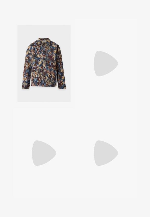 Veste à manches longues boutonnée avec un motif floral bleu, marron, beige et bordeaux et deux poches frontales.; Pantalons en cuir synthétique noir avec une texture crocodile subtile, coupe droite et taille haute, présentés sur un fond blanc uni.; The Antipode COLLEGE - Mocassins - black; Sac bandoulière en cuir marron foncé avec fermeture à rabat et sangle en tissu réglable sur fond blanc.
