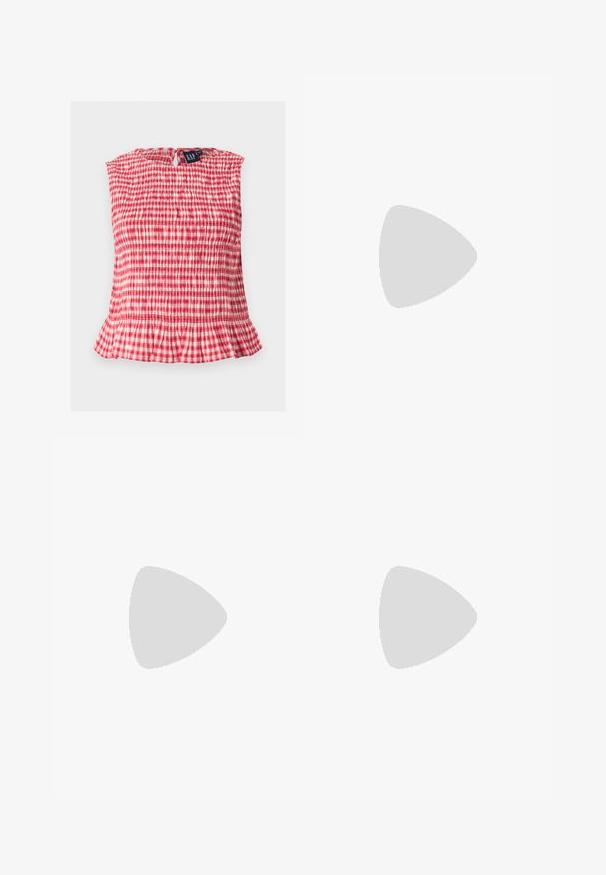 Haut sans manches à carreaux rouges et blancs avec tissu smocké, ourlet à volants et fermeture dos boutonnée à œillet.; Mini-jupe bleu marine avec large ceinture smockée et détail de volants superposés sur le dessus.; Sandales noires à talons avec un bout carré, présentant plusieurs fines bretelles et un talon bloc géométrique. Texture en cuir lisse et design minimaliste.; Sac à main bordeaux en matériau brillant, de forme rectangulaire, avec deux anses et des accents légèrement courbés à l'avant.