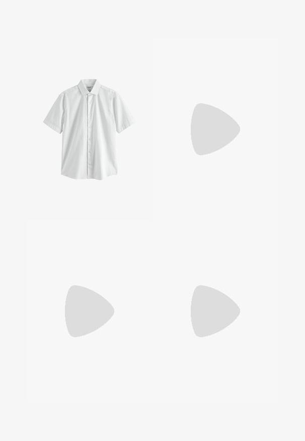 Kurzärmeliges weißes Hemd mit Knopfleiste und klassischem Kragen, aus leichtem Stoff, flach auf weißem Hintergrund präsentiert.; Hellblaue Jeansshorts mit entspannter Passform, fünf Taschen-Design, einfache Knopfverschluss und Kontrastnähte entlang der Nähte.; Braune Wildledersandale mit drei Riemen über einer schwarzen Sohle, ein Riemen mit einem Klettverschluss für eine verstellbare Passform.; Schwarze rechteckige Sonnenbrille mit verlaufenden braunen Gläsern. Glänzendes Gestell, subtile goldene Akzente an den Bügeln und strukturierte Enden der Bügel.