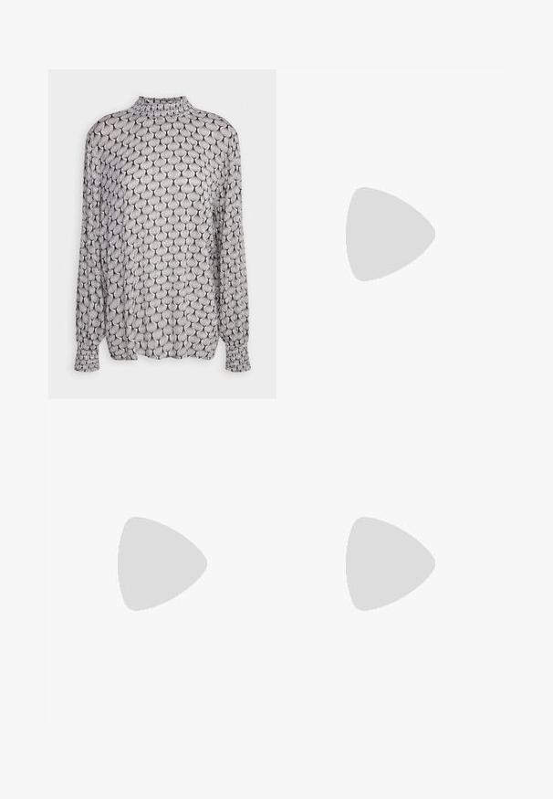 Zwart-witte blouse met lange mouwen en een hoge hals, met een gestructureerd schelpachtig patroon en geplooide manchetten. Lichte stof.; Zwarte wijde broek van glad, glanzend materiaal. Voorzien van een elastische tailleband met een koord voor een verstelbare pasvorm.; Zwarte enkellaarsjes van glanzend materiaal met een vierkante neus en taps toelopende hak, afgezet tegen een glanzende zilveren gecapitonneerde achtergrond.; Gouden hoop oorringen met een glad, rond ontwerp en een glanzende afwerking. Lichtgewicht constructie met een stevige sluiting.