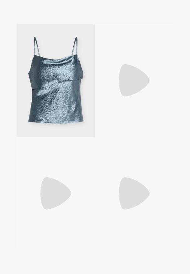 Top bleu satiné sans manches pour femme, avec fines bretelles et détail asymétrique à couches sur le corsage.; Longue jupe en satin gris argenté lisse avec une coupe droite et une brillance subtile, posée à plat sur un fond blanc.; Sandale à talons métalliques argentés avec un design à T, boucle réglable à la cheville et talon carré, présentant une surface lisse et réfléchissante.; Petit sac pochette rectangulaire gris foncé orné de strass clairs disposés en motif rayonnant, avec une bandoulière chaîne argentée.