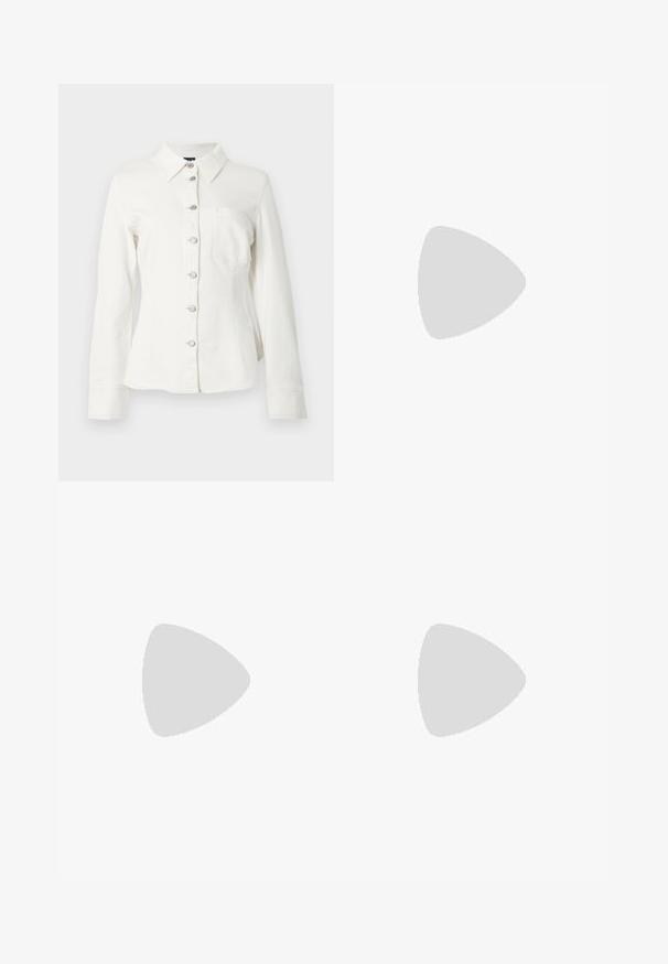 Wit denim overhemd met kraag, lange mouwen en een knoopsluiting aan de voorkant. Voorzien van een enkele borstzak en zilveren knoopdetails.; Hoge taille, wijde pijp jeans van donkergrijze denim, met zijzakken, contrasterende koperen klinknagels en een strakke afwerking zonder versieringen.; Benen met donkere geribbelde leggings gecombineerd met zwarte ballerina's met kleine strikdetails op een witte achtergrond.; Kleine zwarte glanzende handtas met twee lange hengsels en zijkant trekkoord details op een effen lichte achtergrond.