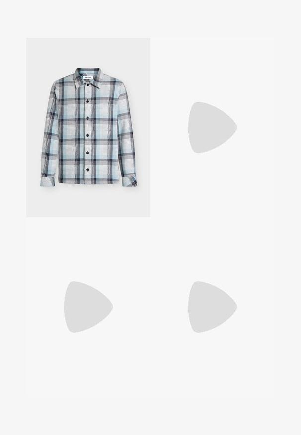 Langärmliges Hemd mit Knöpfen, hellblauem, weißem und schwarzem Karomuster und spitzem Kragen.; Hellblaue Jeans aus Denim mit geradem Bein, fünf Taschen und Knopfverschluss am Bund. Keine sichtbaren Muster oder Verzierungen.; Schwarze Leder-Stiefelette mit elastischen Seiteneinsätzen, runder Spitze und einer robusten Gummisohle mit tiefem Profil für optimalen Halt.; Graue Tragetasche mit schwarzer Front-Reißverschlusstasche und schwarzen Schulterriemen vor einfarbigem Hintergrund.