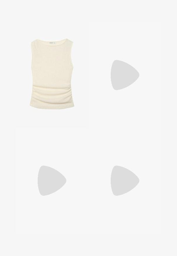 Haut sans manches en maille côtelée beige avec encolure ronde et léger froncement sur les côtés, présenté à plat sur fond blanc.; Shorts plissés beige à coupe droite, dotés de passants de ceinture et de poches latérales. Fabriqués en tissu lisse et léger.; Sandale plate beige à glissière avec une large bride croisée rembourrée et un anneau pour l'orteil, fabriquée en tissu doux.; Sac cabas en cuir marron et paille tissée avec deux longues poignées et surpiqûres blanches sur la bordure en cuir.