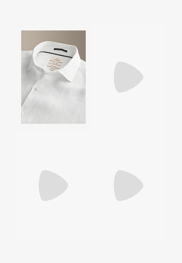 Camisa blanca de lino con cuello abierto, tapeta de botones y etiquetas en el interior del cuello que muestran la marca, el tejido, el corte y la talla mediana.; Pantalones cortos de algodón rojos con una cinturilla elástica, que presentan un gran diseño gráfico blanco en la pierna izquierda y una textura suave.; Sandalia de cuero marrón con tres correas ajustables con hebillas plateadas sobre suela de corcho y parte inferior negra con dibujo, vista lateral sobre fondo blanco.; Gafas de sol Ray-Ban con lentes verdes, montura de plástico negro y acentos dorados en los bordes. Forma cuadrada con acabado mate.