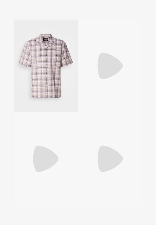 Kurzarm-Hemd mit Karomuster in Beige, das blaue und braune Akzente aufweist, einen Kragen hat und vorne mit Knöpfen versehen ist. Hergestellt aus leichtem Stoff und zeigt ein schachbrettartiges Muster.; Dunkelblaue Denim-Shorts mit lockerer Passform, Knopfverschlüsse und sichtbaren Nähten an Saum und Taschen.; Dunkelbrauner Slipper aus Schlangenleder mit niedrigem Absatz und Mokassin-ähnlicher Naht, seitlich auf weißem Hintergrund gezeigt.; Schildpatt rechteckige Sonnenbrille mit bernsteinfarbigen Gläsern und einem Ausschnitt in der Brücke, auf einem weißen Hintergrund gezeigt.