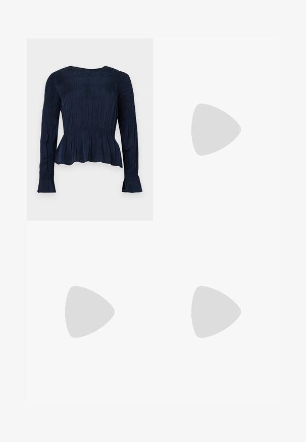Blouse bleu marine à manches longues avec détails froncés, ourlet à basque et tissu texturé. Comprend un col rond et des manches évasées.; Pantalons à jambes larges en tissu crème avec des rayures verticales foncées et une petite broderie florale bleue sur l'ensemble. Doté d'une taille cintrée.; Chaussure plate en cuir noir pour femme, avec bout pointu et petit talon, vue de côté sur un fond gris clair uni.; Sac à main en cuir souple couleur crème avec un design froncé, fermoir cadre argenté, poignée courte et bandoulière chaîne amovible.